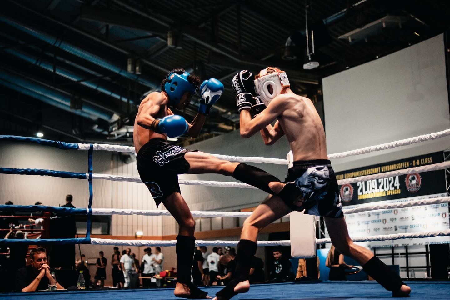 Elías 'El Animal' Errahali peleando en combate profesional de MMA - Contact Murcia MMA