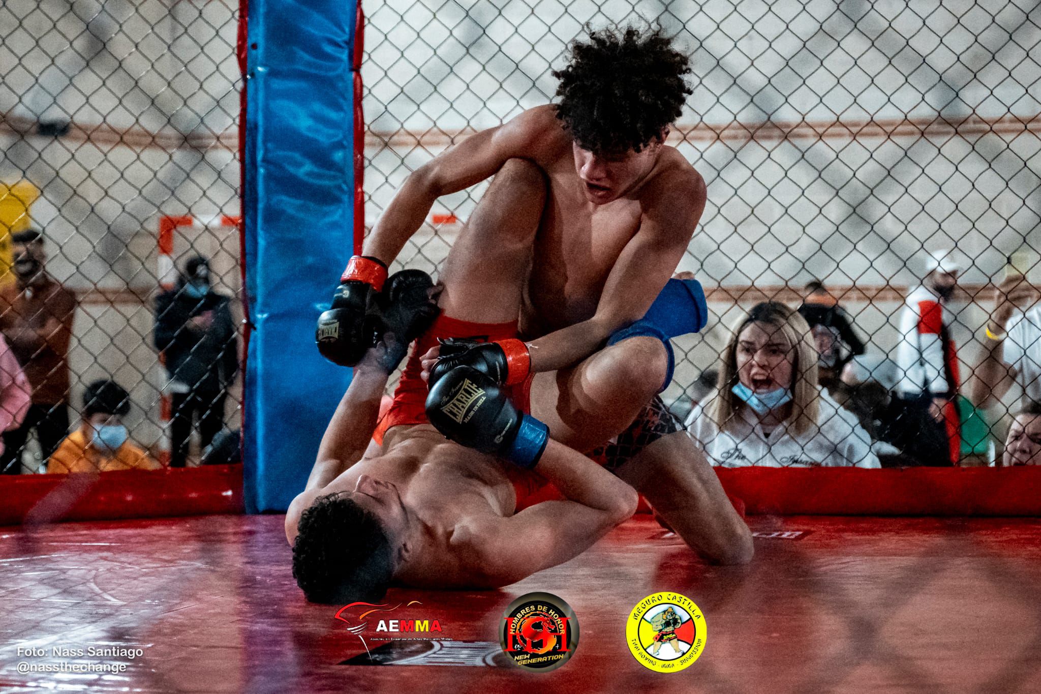 Momento intenso de combate MMA con luchador de Contact Murcia aplicando técnica de striking