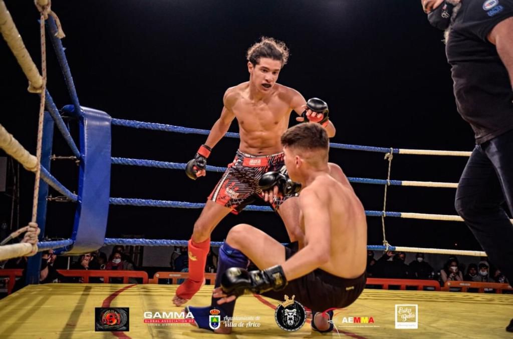 Combate de artes marciales mixtas en jaula profesional - Equipo Contact Murcia MMA