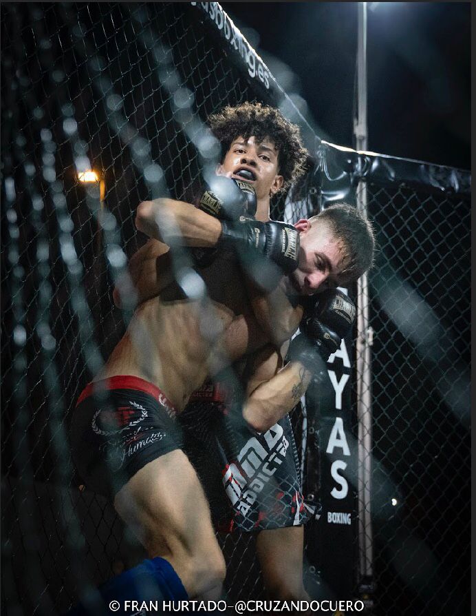 Victoria por sumisión de guerrero Contact Murcia MMA en combate profesional de artes marciales mixtas